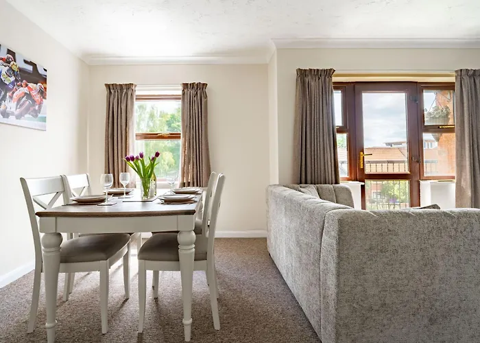 Swift Host - 2 Bedrooms - Apartment - Balcony - Central - River Views