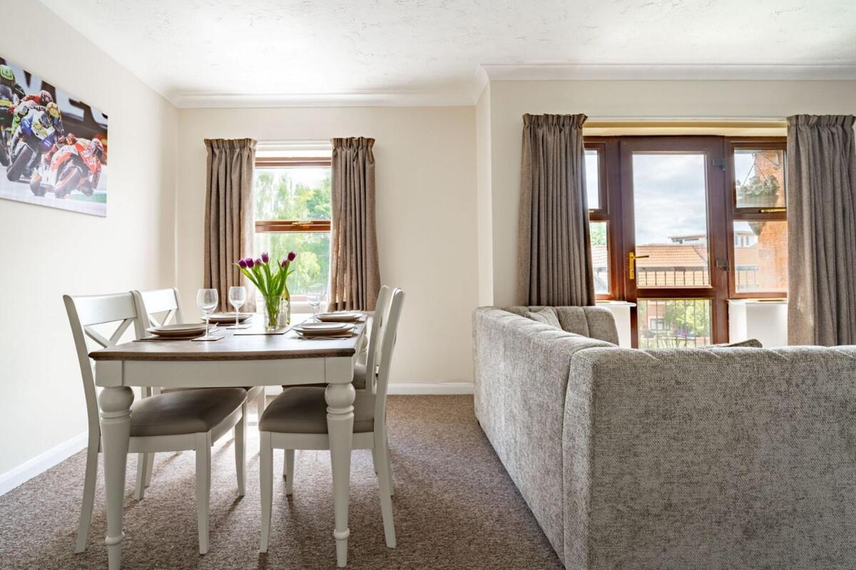 Swift Host - 2 Bedrooms - - Balcony - - River Views Norwich