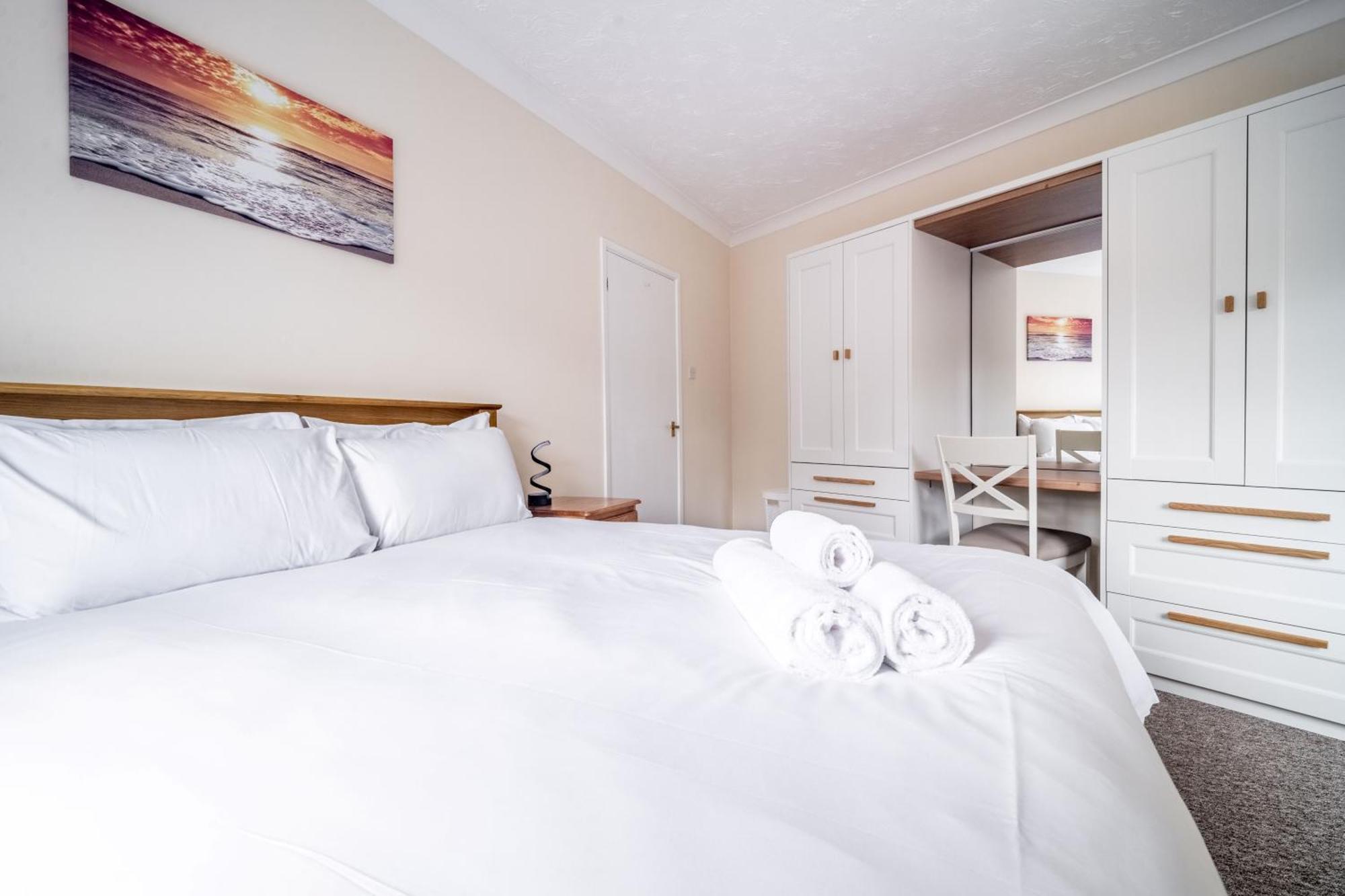 Apartment Swift Host - 2 Bedrooms - - Balcony - - River Views *